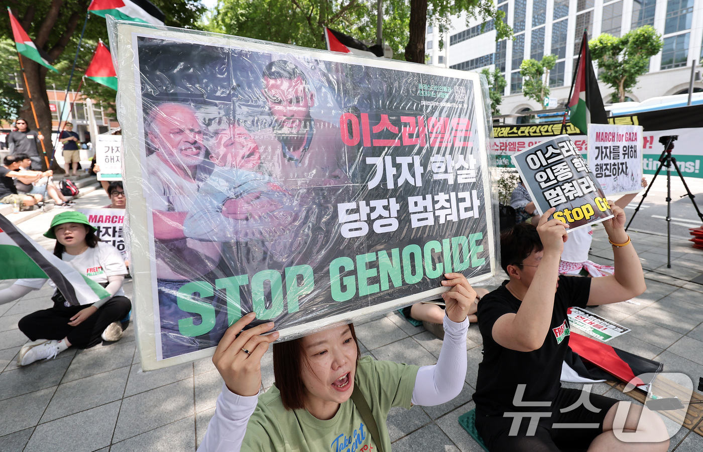 (서울=뉴스1) 김성진 기자 = 팔레스타인인들과 연대하는 사람들을 비롯한 참석자들이 15일 서울 종로구 교보문고 앞에서 88차 팔레스타인 연대 집회를 열고 이스라엘의 인종 학살 중 …