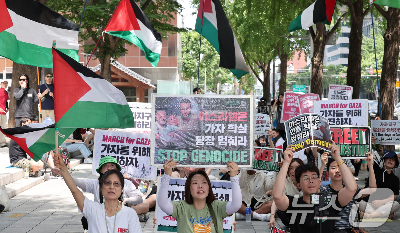 (서울=뉴스1) 김성진 기자 = 팔레스타인인들과 연대하는 사람들을 비롯한 참석자들이 15일 서울 종로구 교보문고 앞에서 88차 팔레스타인 연대 집회를 열고 이스라엘의 인종 학살 중 …