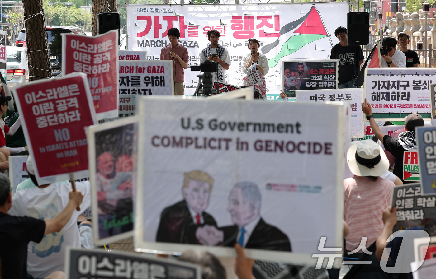 (서울=뉴스1) 김성진 기자 = 팔레스타인인들과 연대하는 사람들을 비롯한 참석자들이 15일 서울 종로구 교보문고 앞에서 88차 팔레스타인 연대 집회를 열고 이스라엘의 인종 학살 중 …