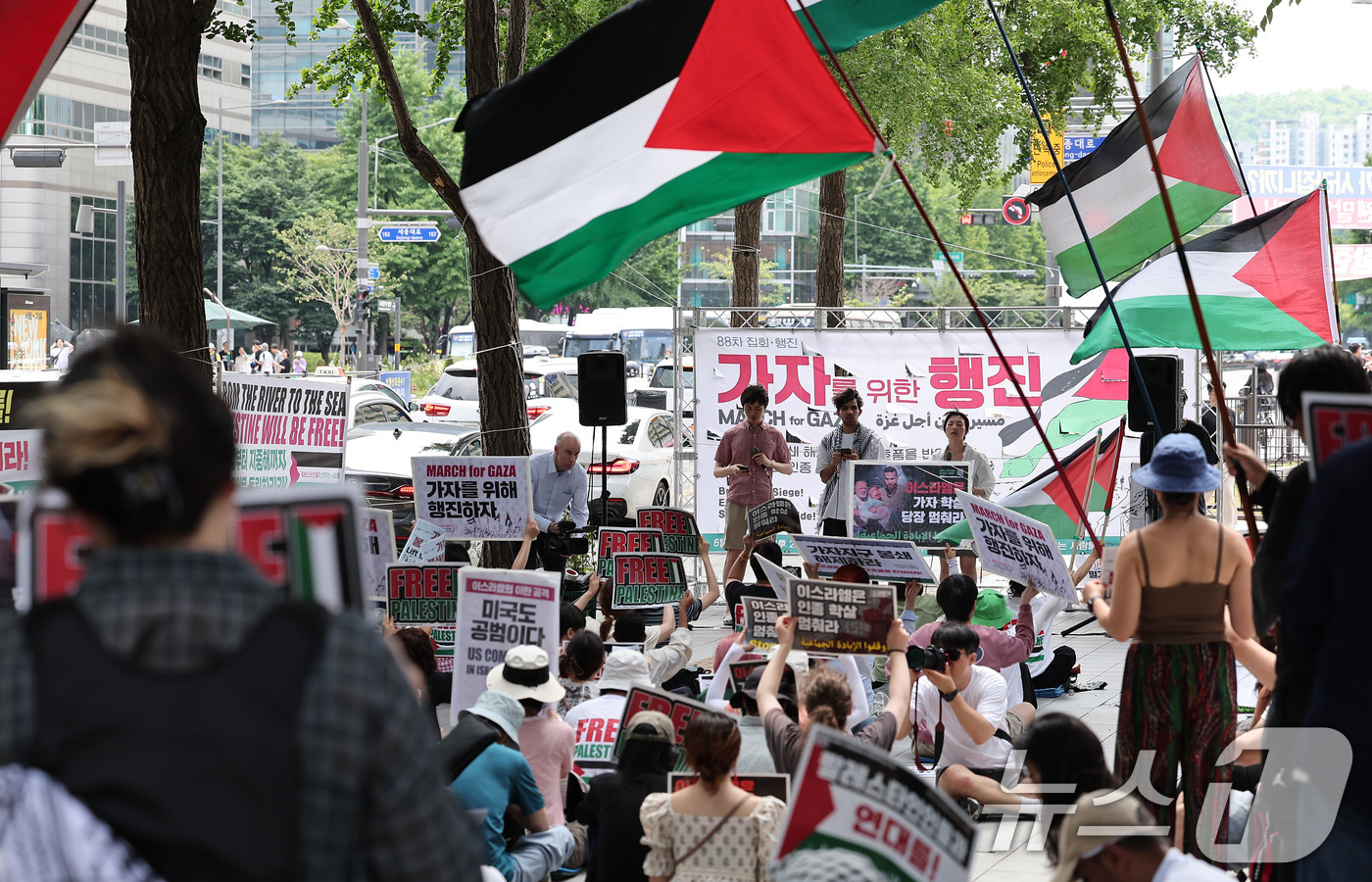 (서울=뉴스1) 김성진 기자 = 팔레스타인인들과 연대하는 사람들을 비롯한 참석자들이 15일 서울 종로구 교보문고 앞에서 88차 팔레스타인 연대 집회를 열고 이스라엘의 인종 학살 중 …