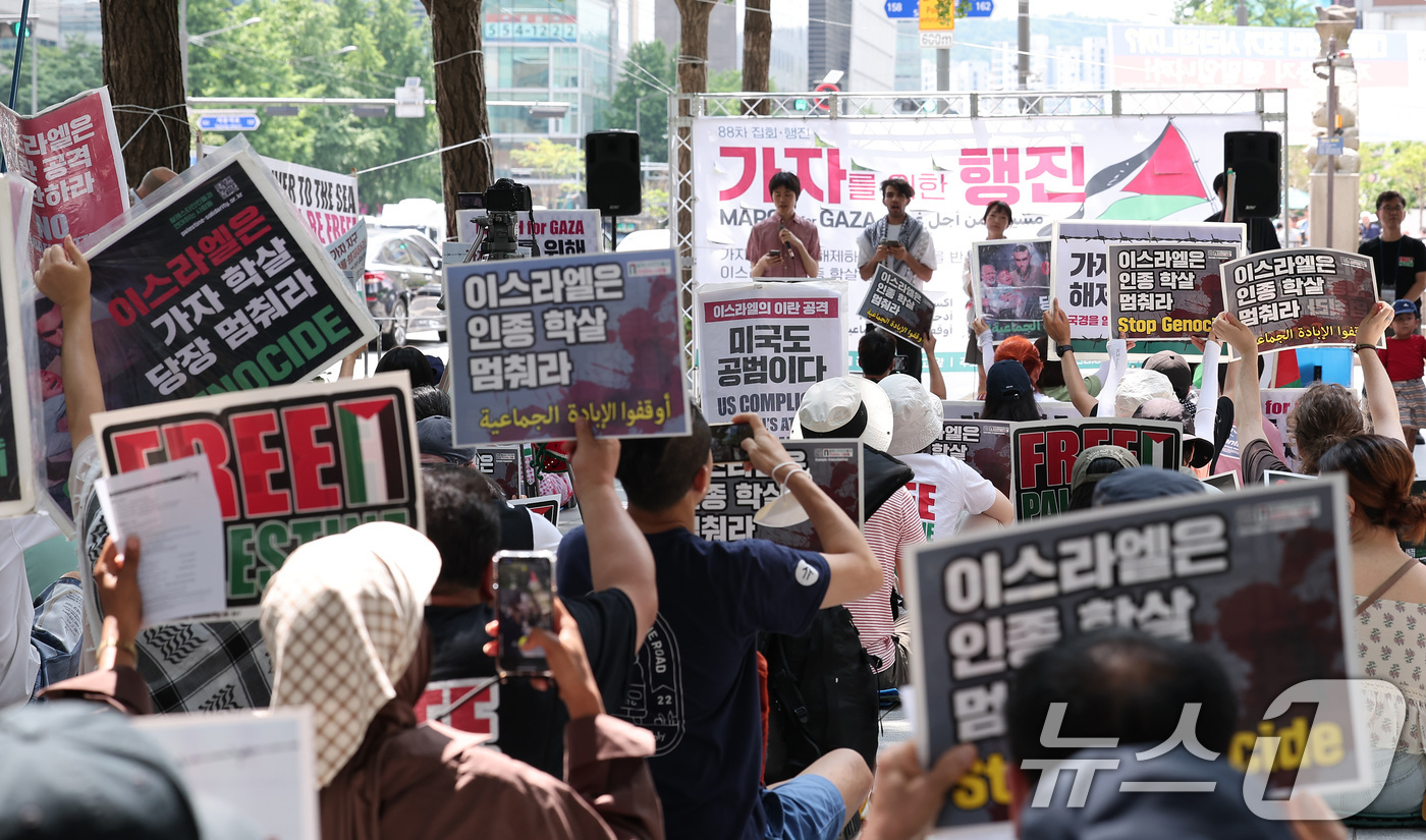 (서울=뉴스1) 김성진 기자 = 팔레스타인인들과 연대하는 사람들을 비롯한 참석자들이 15일 서울 종로구 교보문고 앞에서 88차 팔레스타인 연대 집회를 열고 이스라엘의 인종 학살 중 …