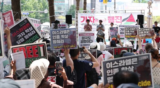 이스라엘 규탄하는 팔레스타인인들과 연대하는 사람들