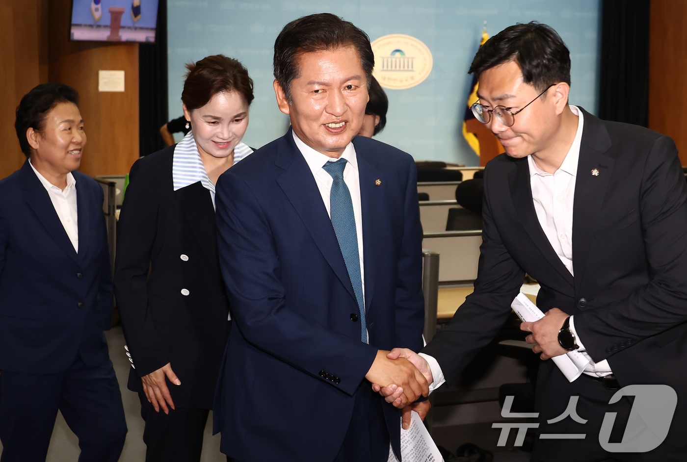 (서울=뉴스1) 김민지 기자 = 정청래 더불어민주당 의원이 15일 오후 서울 여의도 국회 소통관에서 당대표 출마 선언 기자회견을 마치고 나서며 장경태 의원 등과 인사하고 있다. 2 …