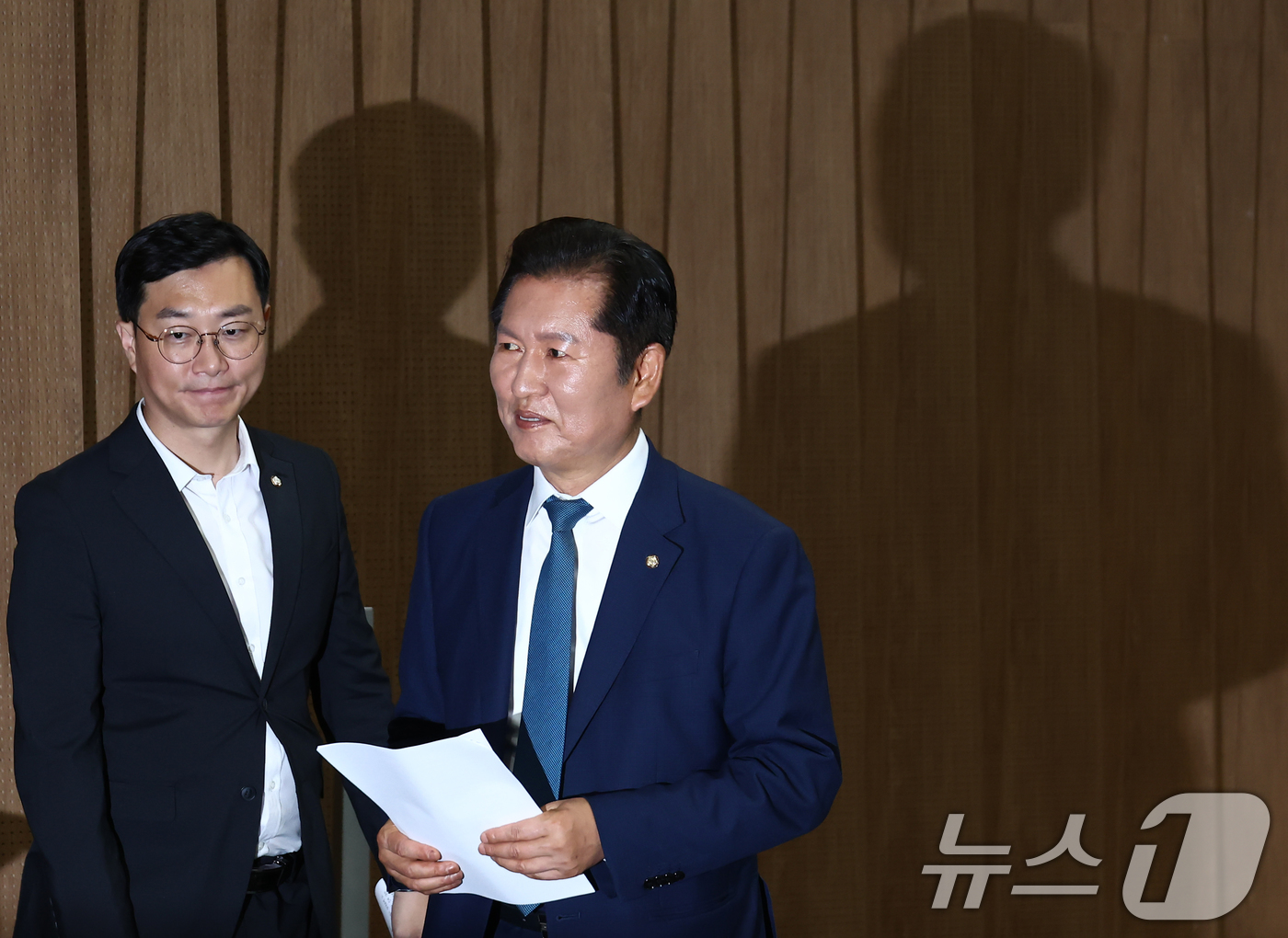 (서울=뉴스1) 김민지 기자 = 정청래 더불어민주당 의원이 15일 오후 서울 여의도 국회 소통관에서 당대표 출마 선언 기자회견을 마치고 나서고 있다. 왼쪽은 장경태 의원. 2025 …