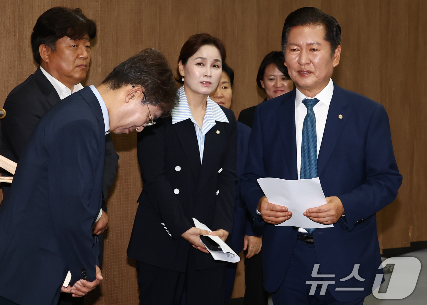 (서울=뉴스1) 김민지 기자 = 정청래 더불어민주당 의원이 15일 오후 서울 여의도 국회 소통관에서 당대표 출마 선언 기자회견을 마치고 나서고 있다. 왼쪽은 장경태 의원. 2025 …