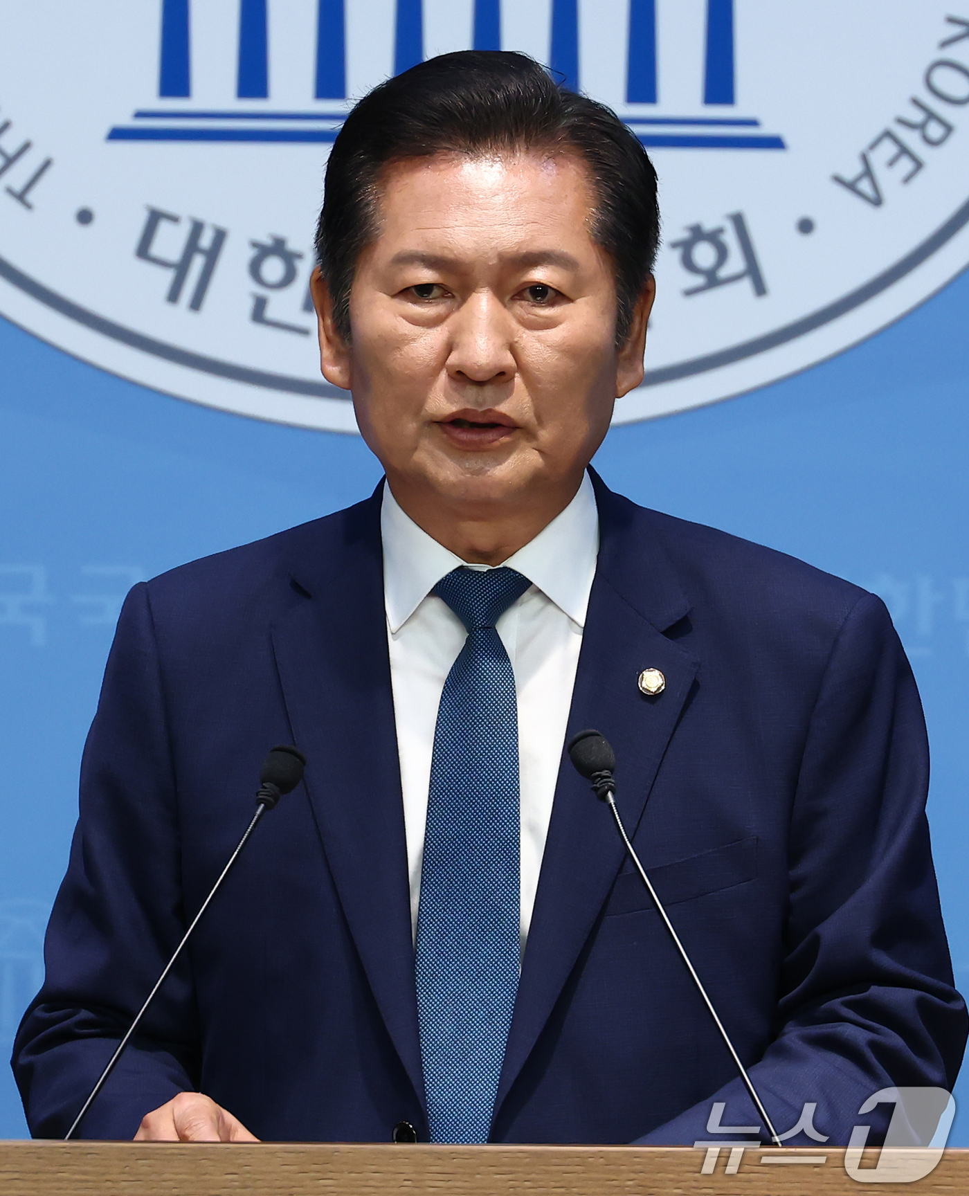 (서울=뉴스1) 김민지 기자 = 정청래 더불어민주당 의원이 15일 오후 서울 여의도 국회 소통관에서 당대표 출마 선언 기자회견을 하고 있다. 2025.6.15/뉴스1