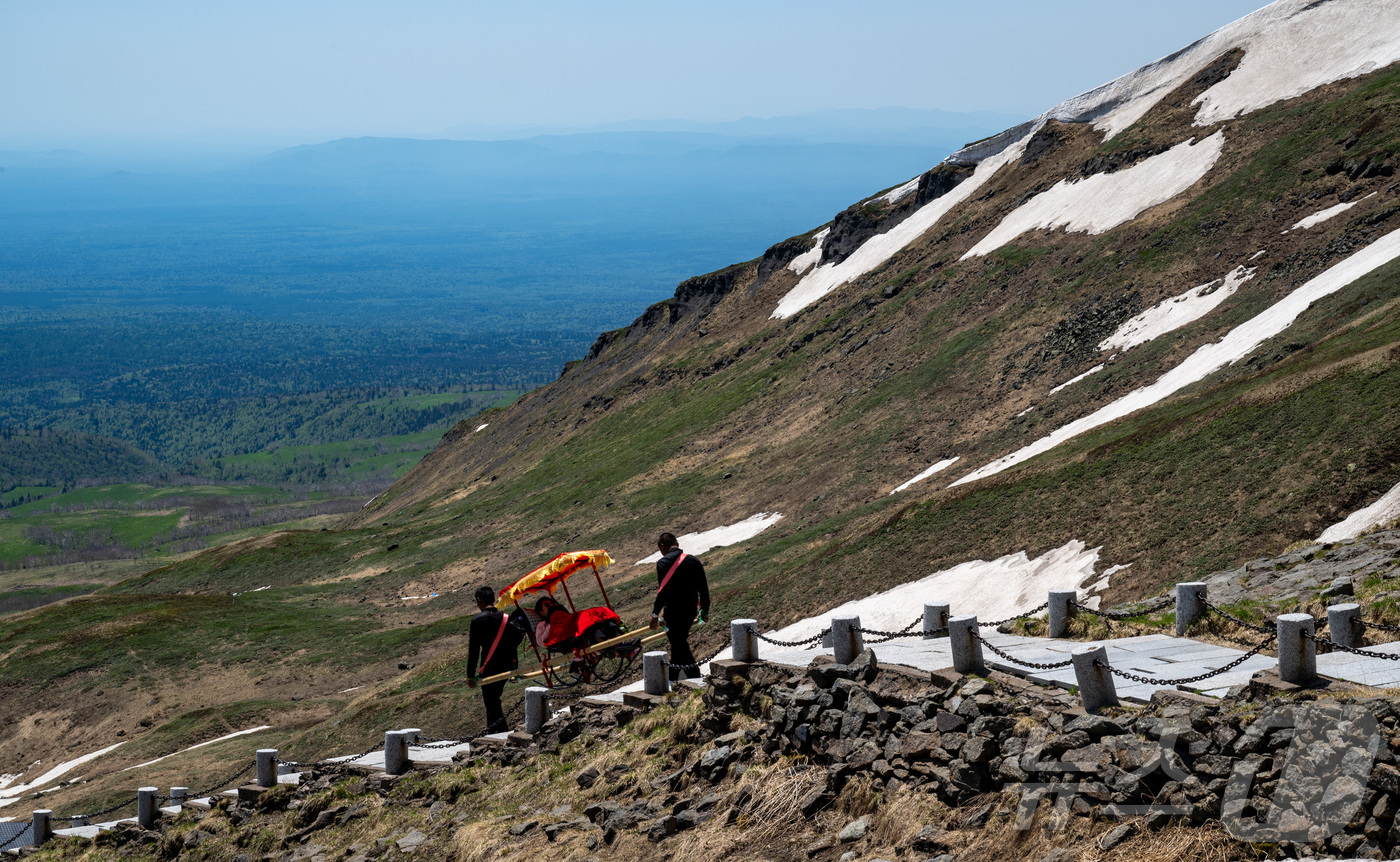 (지린성(중국)=뉴스1) 황기선 기자 = 12일(현지시간) 중국 지린성 연변 조선족 자치주 백두산 서파에서 관광객이 가마를 타고 이동하고 있다. (공동취재) 2025.6.16/뉴스 …