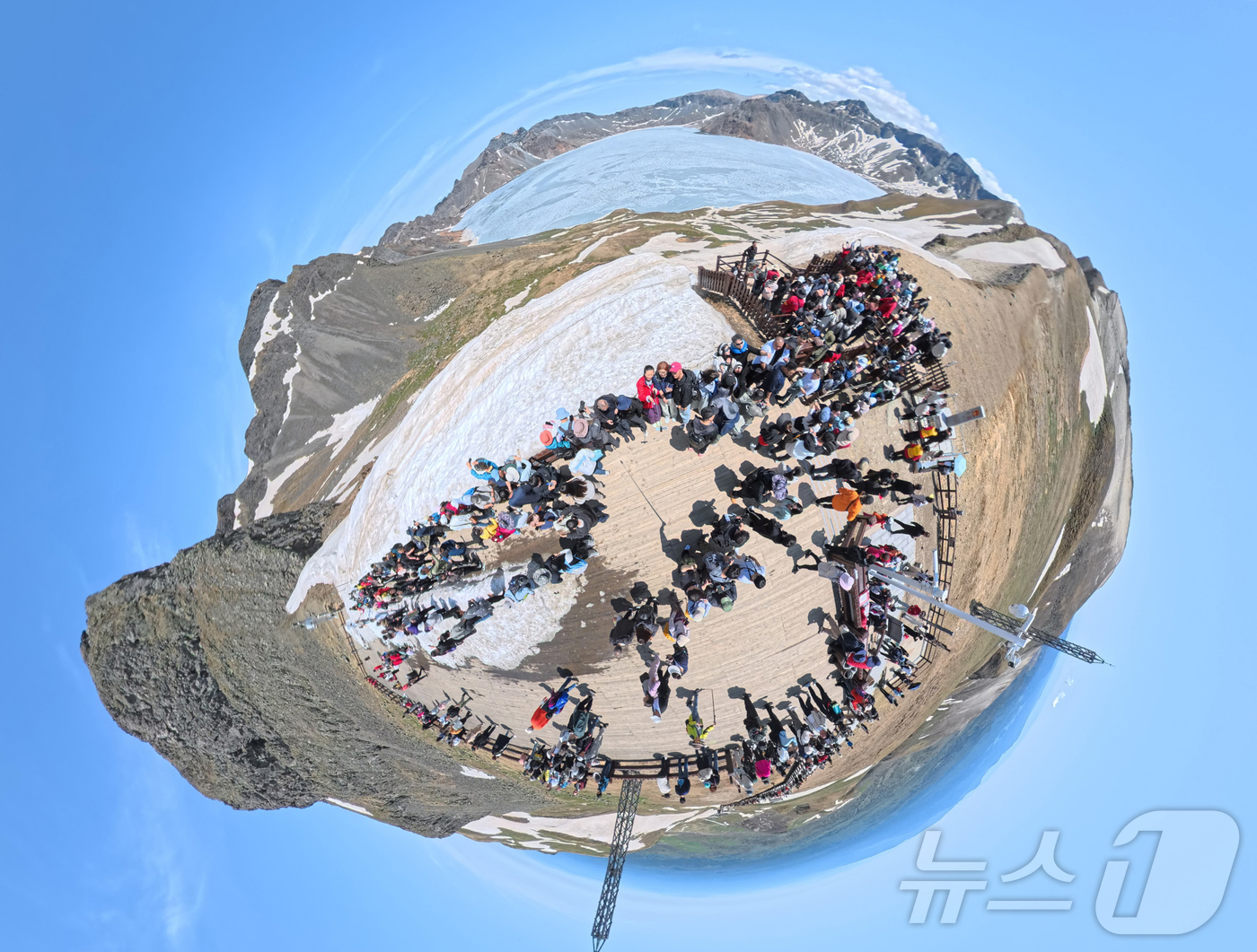 (지린성(중국)=뉴스1) 황기선 기자 = 12일(현지시간) 중국 지린성 연변 조선족 자치주 백두산 서파에서 관광객들이 천지를 살펴보고 있다. (공동취재) 2025.6.16/뉴스1