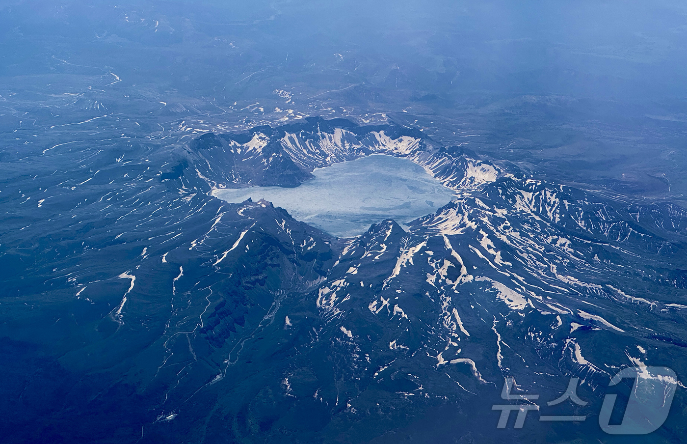 (지린성(중국)=뉴스1) 황기선 기자 = 지난 13일(현지시간) 오전 연길공항에서 인천공항으로 가는 비행기 탑승 중 창가에서 바라본 백두산의 모습. (공동취재) 2025.6.15/ …