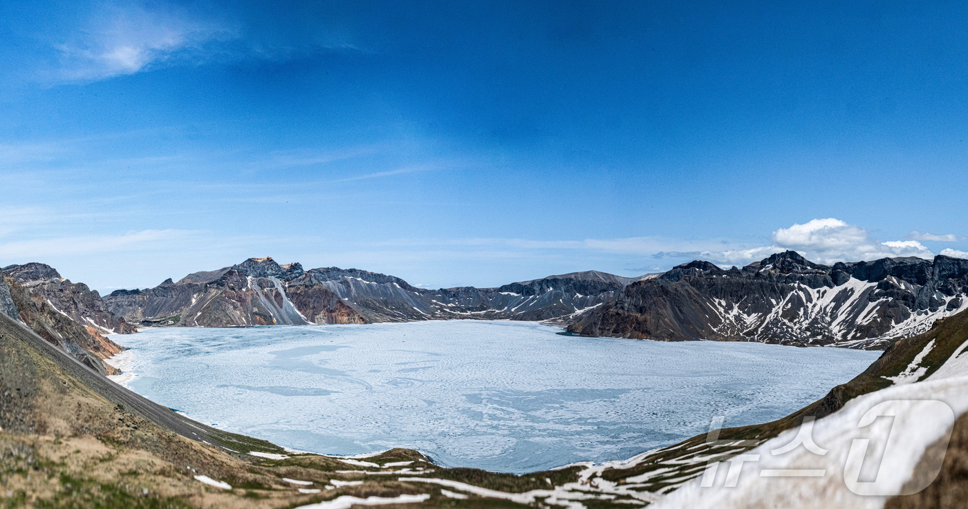 (지린성(중국)=뉴스1) 황기선 기자 = 지난 12일(현지시간) 중국 지린성 연변 조선족 자치주 백두산 서파에서  바라본 천지가 얼어있다. (14장 파라노마 합성한 사진) (공동취 …