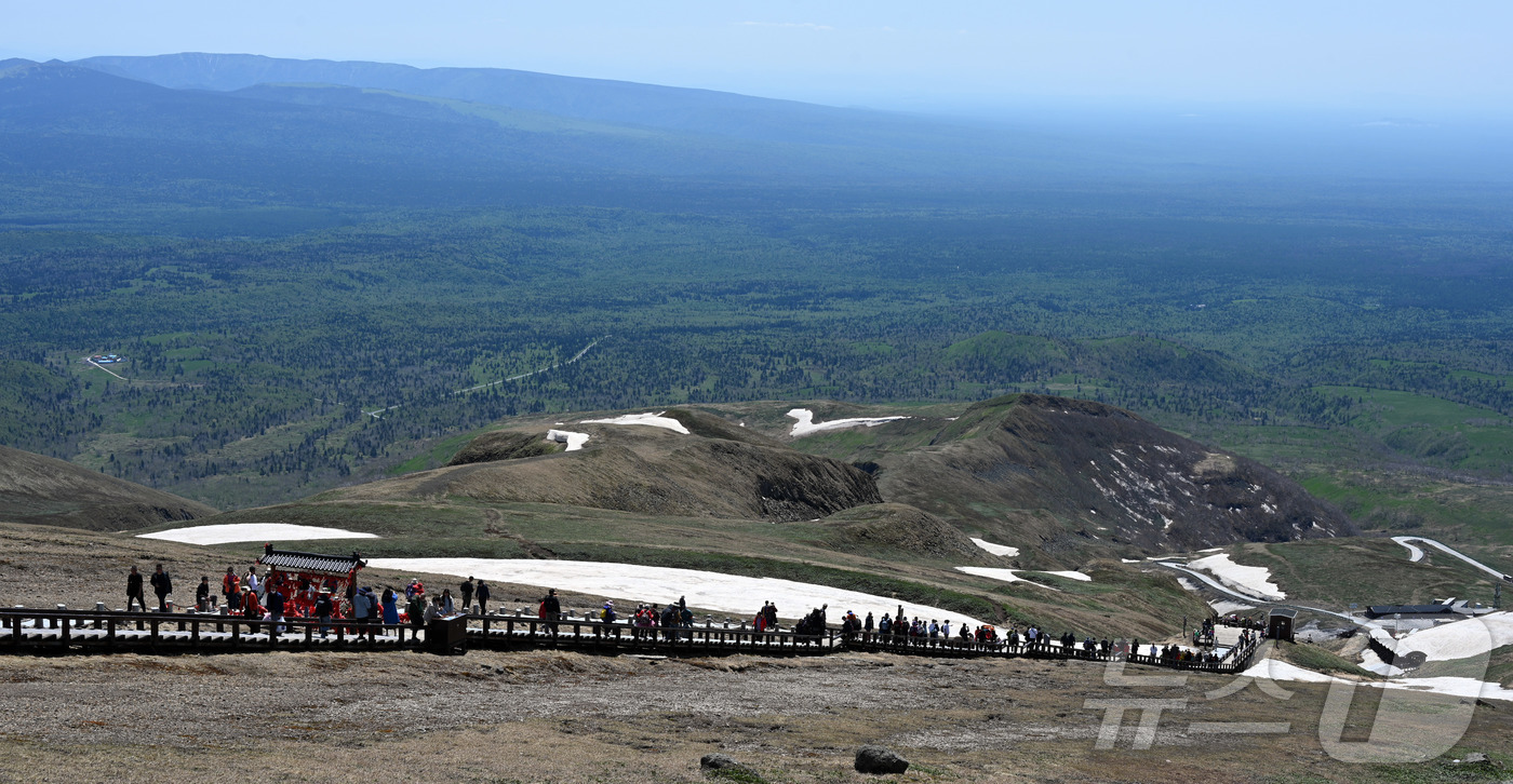 (지린성(중국)=뉴스1) 황기선 기자 = 지난 12일(현지시간) 오전 중국 지린성 연변 조선족 자치주 백두산 서파에서 관광객들이 이동하고 있다. (공동취재) 2025.6.15/뉴스 …