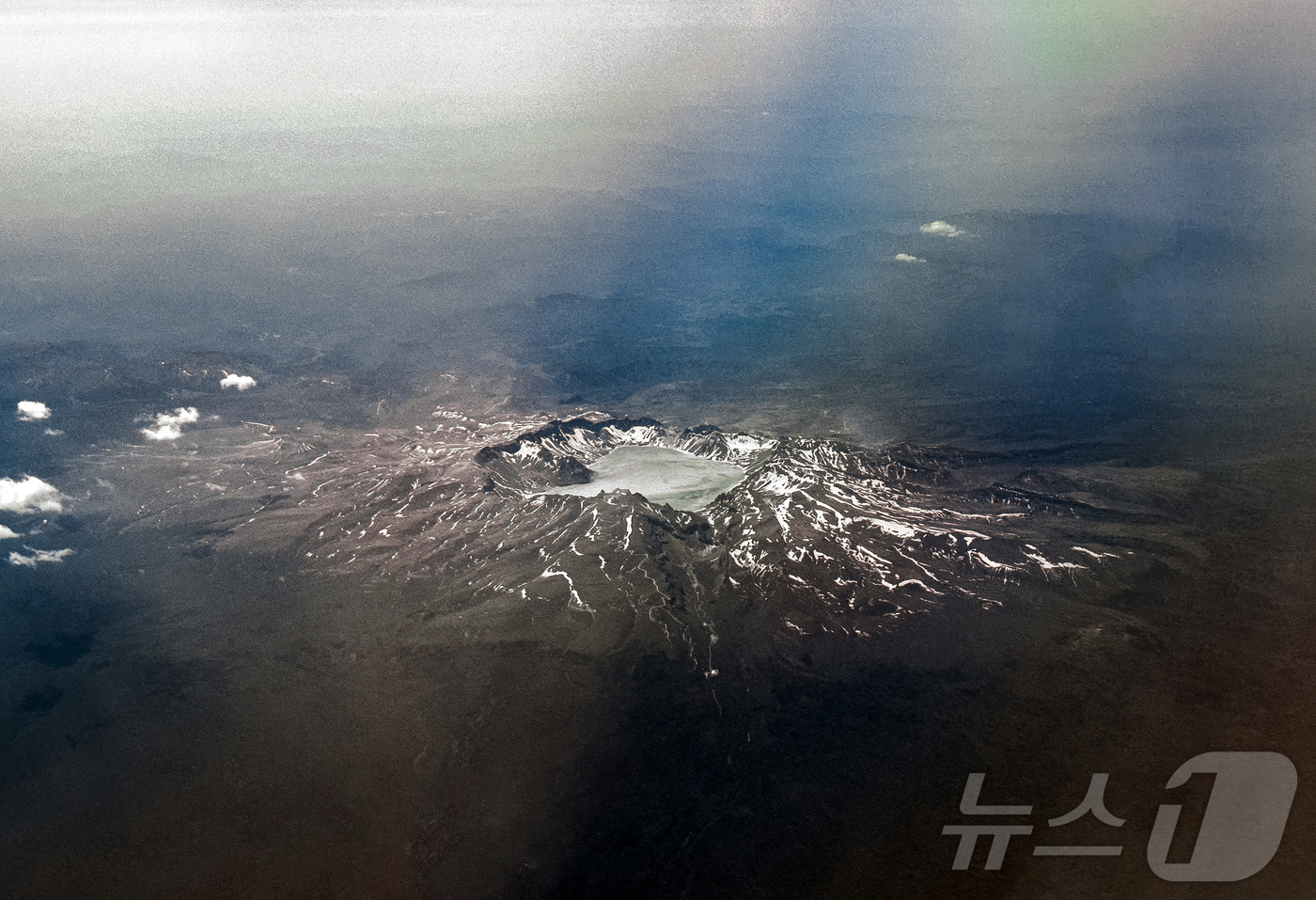 (지린성(중국)=뉴스1) 황기선 기자 = 지난 13일(현지시간) 오전 연길공항에서 인천공항으로 가는 비행기 탑승 중 창가에서 바라본 백두산의 모습. (공동취재) 2025.6.15/ …