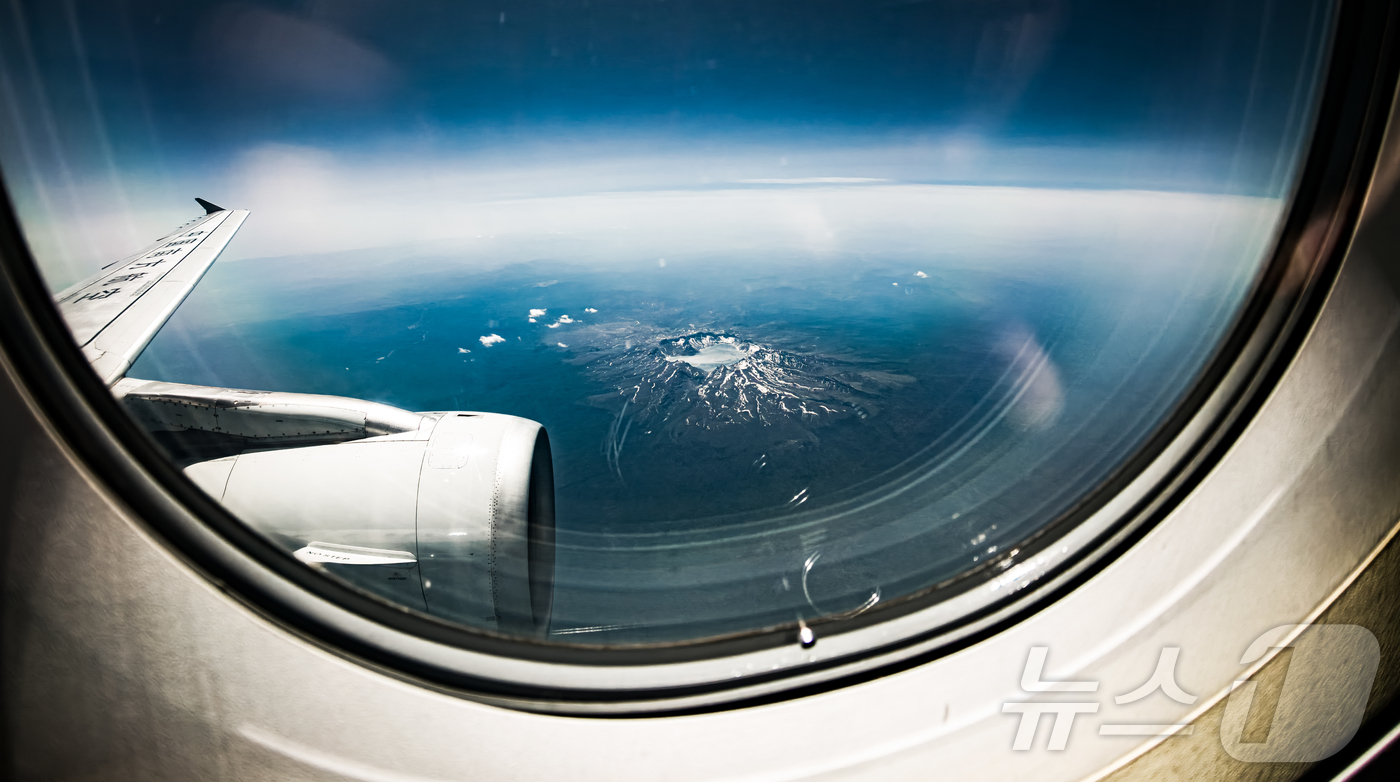(지린성(중국)=뉴스1) 황기선 기자 = 지난 13일(현지시간) 오전 연길공항에서 인천공항으로 가는 비행기 탑승 중 창가에서 바라본 백두산의 모습. (공동취재) 2025.6.15/ …