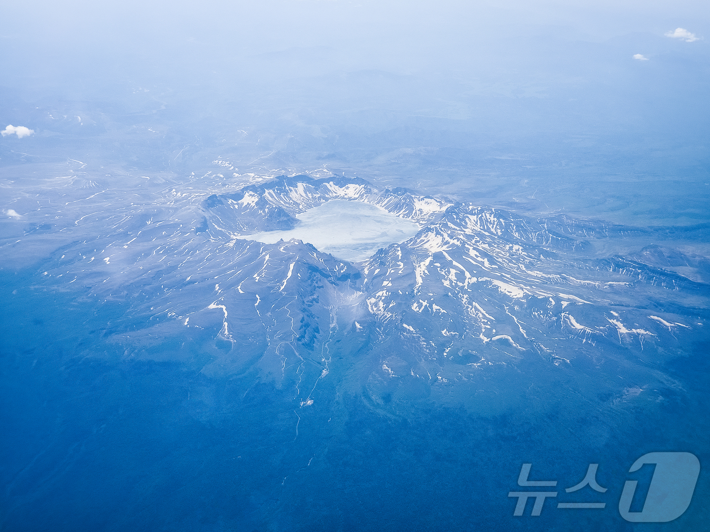 (지린성(중국)=뉴스1) 황기선 기자 = 지난 13일(현지시간) 오전 연길공항에서 인천공항으로 가는 비행기 탑승 중 창가에서 바라본 백두산의 모습. (공동취재) 2025.6.15/ …