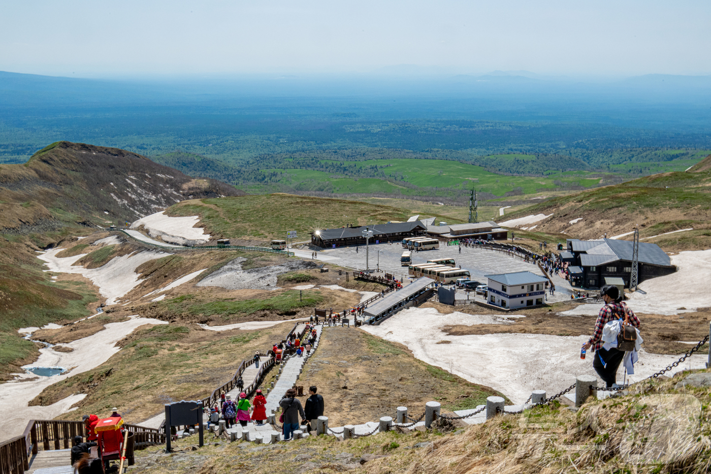 (지린성(중국)=뉴스1) 황기선 기자 = 지난 12일(현지시간) 오전 중국 지린성 연변 조선족 자치주 백두산 서파에서 관광객들이 이동하고 있다. (공동취재) 2025.6.15/뉴스 …
