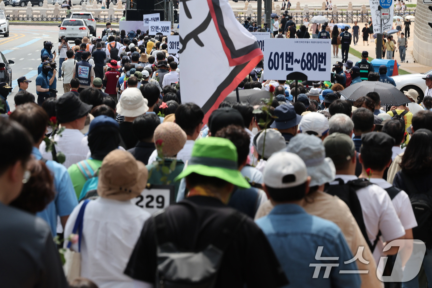 (서울=뉴스1) 이동해 기자 = 민족민주열사 희생자추모연대 회원들이 15일 서울 종로구 열린송현녹지광장 앞에서 열린 34회 민족민주열사·희생자 범국민 추모 행진에서 과거사 진상 규 …