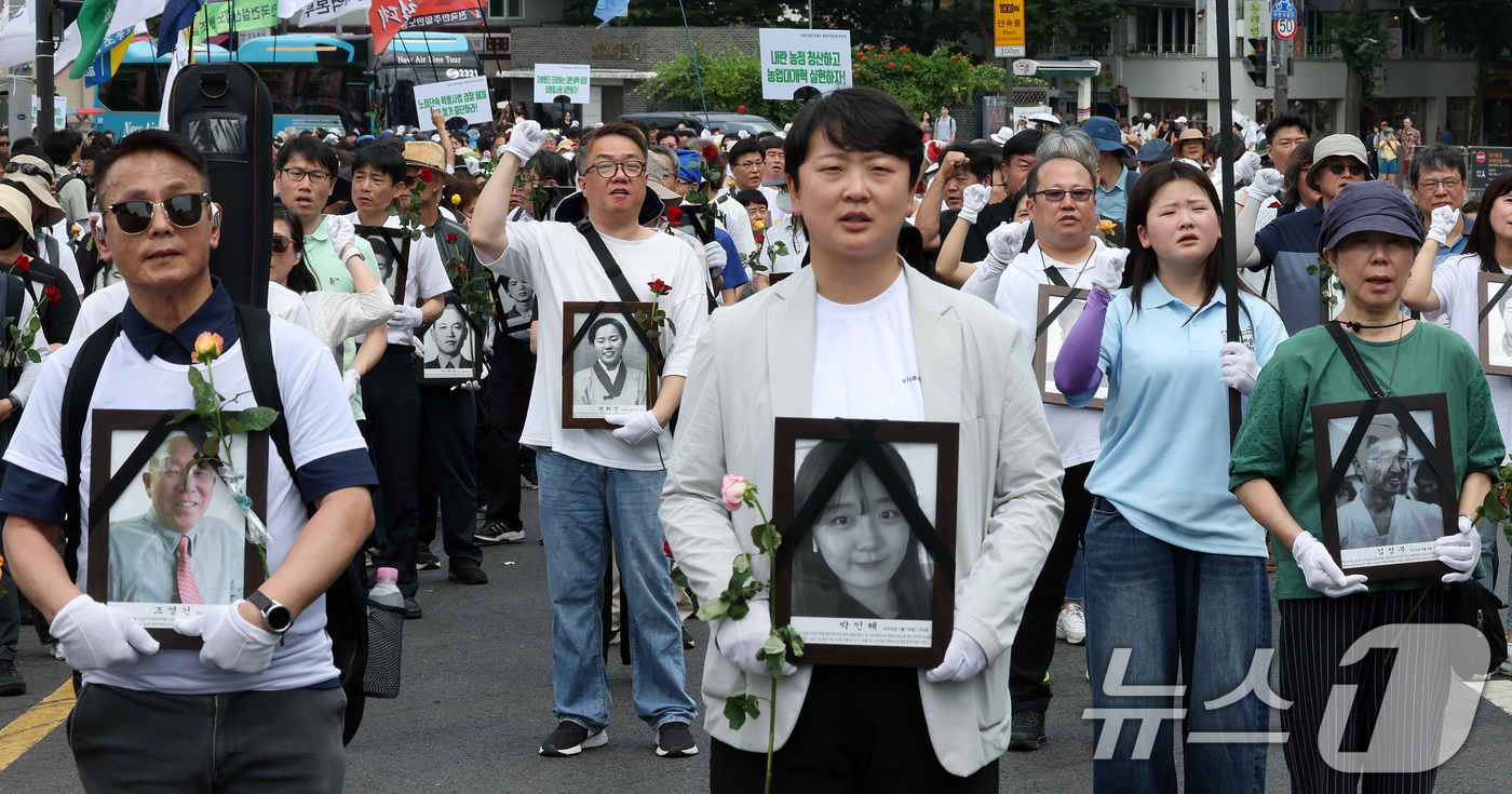 (서울=뉴스1) 이동해 기자 = 민족민주열사 희생자추모연대 회원들이 15일 서울 종로구 열린송현녹지광장 앞에서 열린 34회 민족민주열사·희생자 범국민 추모 행진에서 과거사 진상 규 …