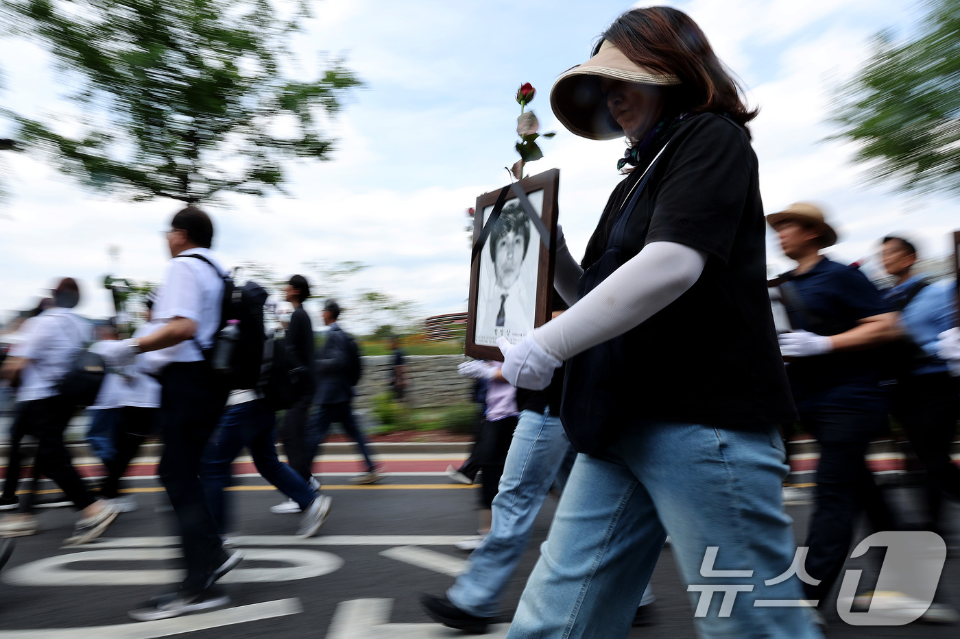 (서울=뉴스1) 이동해 기자 = 민족민주열사 희생자추모연대 회원들이 15일 서울 종로구 열린송현녹지광장 앞에서 열린 34회 민족민주열사·희생자 범국민 추모 행진에서 과거사 진상 규 …