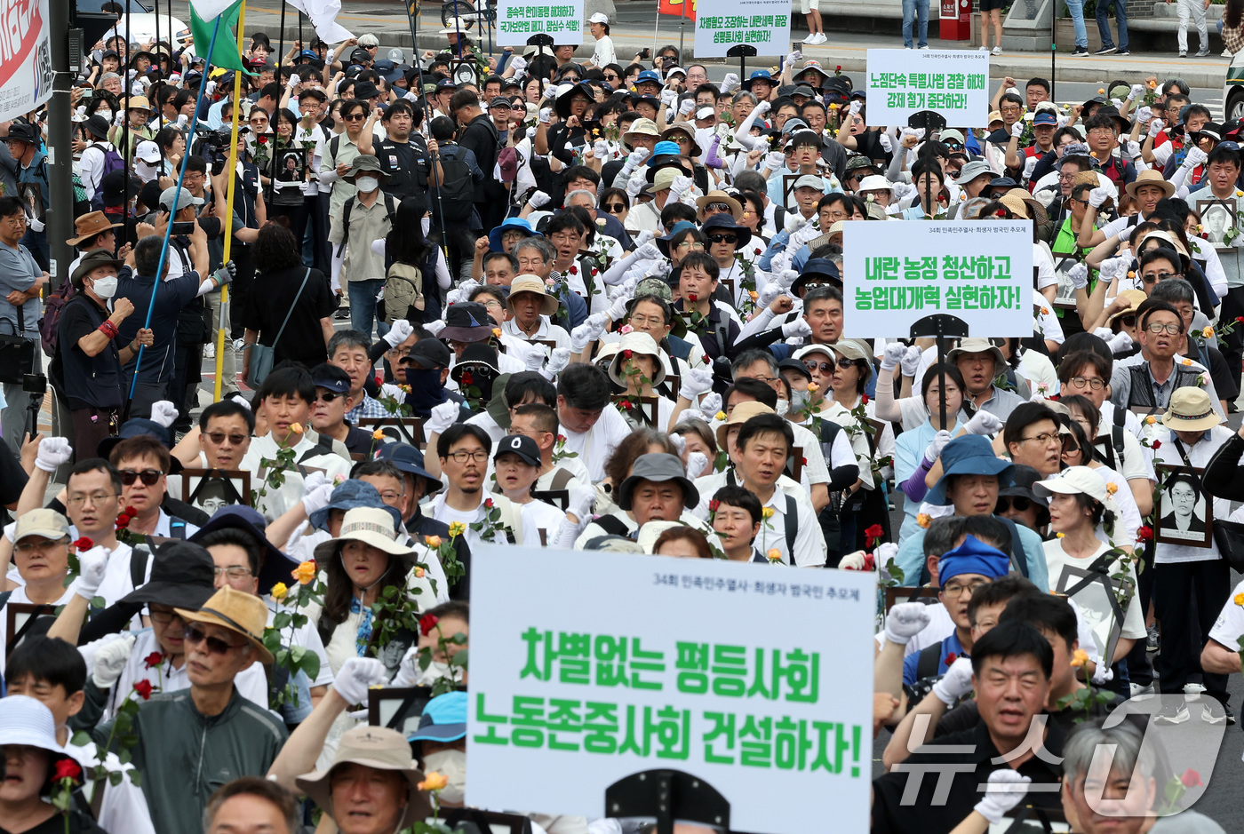 (서울=뉴스1) 이동해 기자 = 민족민주열사 희생자추모연대 회원들이 15일 서울 종로구 열린송현녹지광장 앞에서 열린 34회 민족민주열사·희생자 범국민 추모 행진에서 과거사 진상 규 …