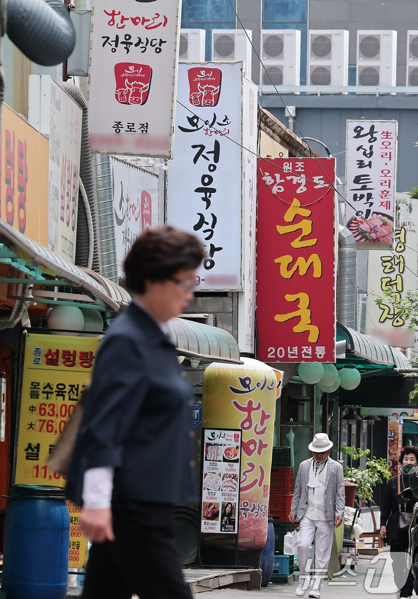 (서울=뉴스1) 김성진 기자 = 우리나라의 실질 구매력을 고려한 먹거리 물가가 경제협력개발기구(OECD) 국가 중 두 번째로 높은 수준인 것으로 조사됐다.15일 OECD의 구매력 …