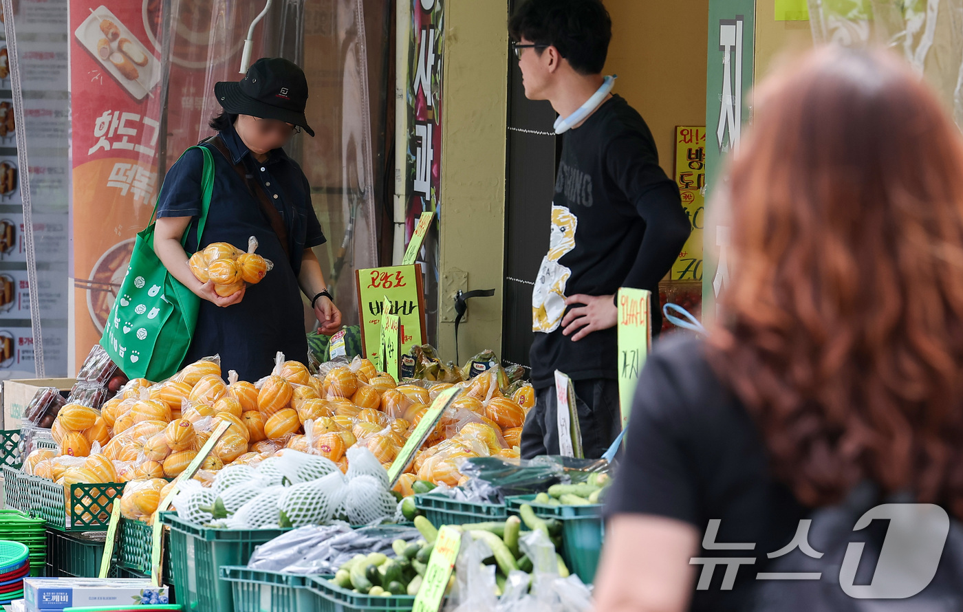 (서울=뉴스1) 김성진 기자 = 우리나라의 실질 구매력을 고려한 먹거리 물가가 경제협력개발기구(OECD) 국가 중 두 번째로 높은 수준인 것으로 조사됐다.15일 OECD의 구매력 …