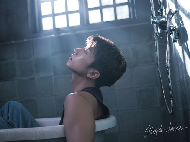 장우영, 욕조 위 아련 표정…7년만에 솔로 컴백