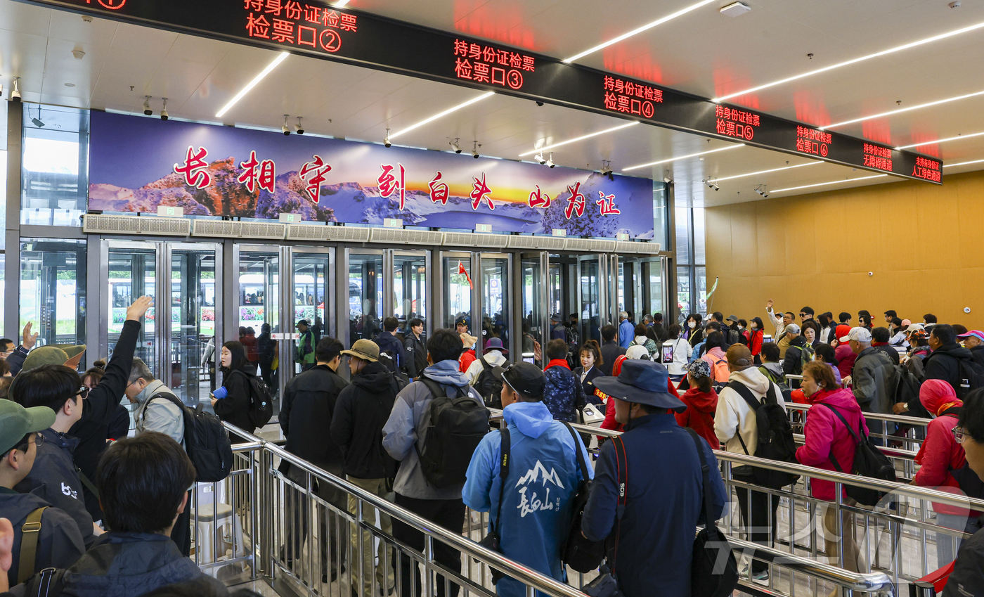 (지린성(중국)=뉴스1) 황기선 기자 = 지난 11일(현지시간) 중국 백두산 북파 풍경구에서 셔틀버스로 환승해 천지에 올라가려는 관광객들로 붐비고 있다. (공동취재) 2025.6. …