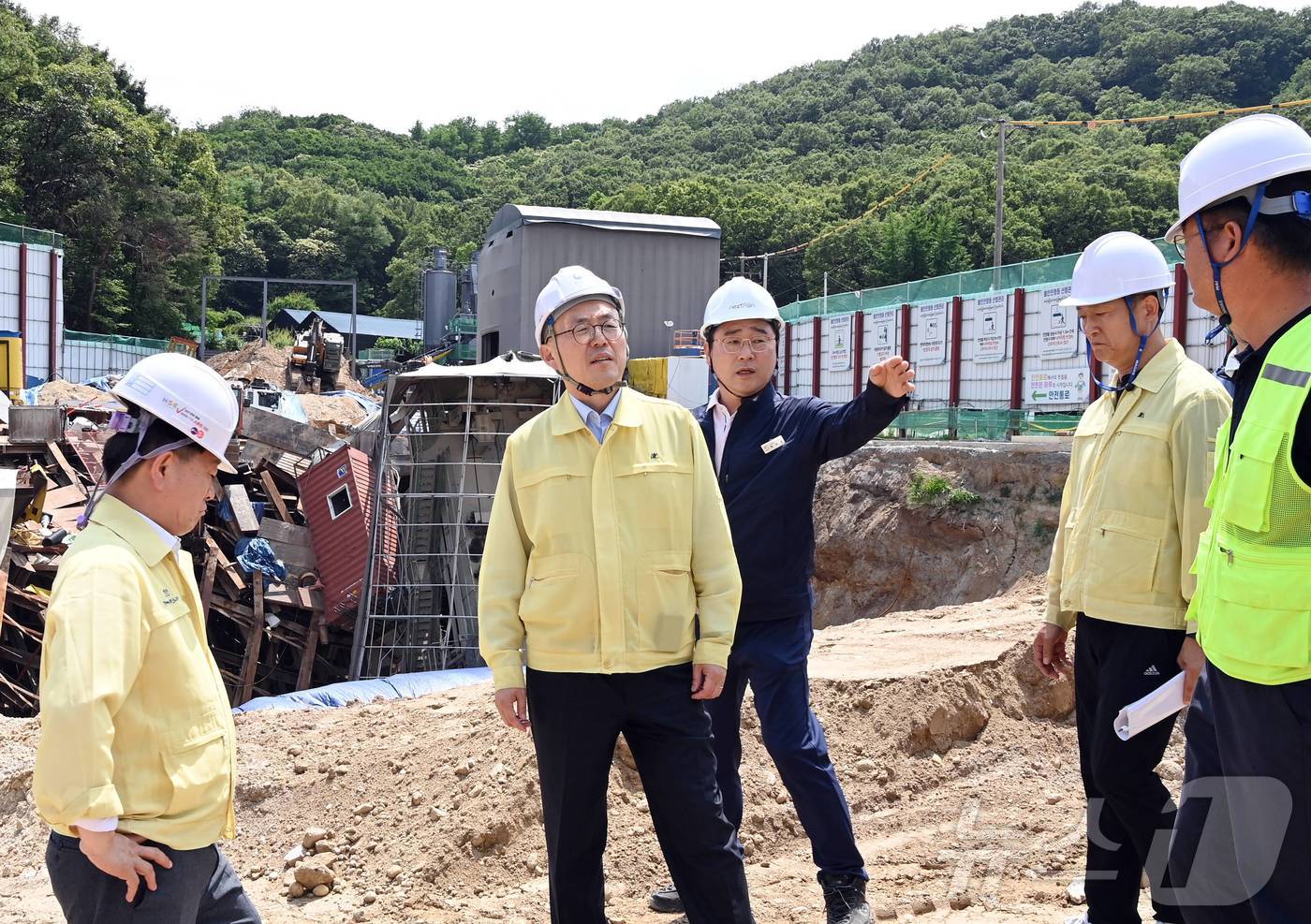 (서울=뉴스1) = 이한경 행정안전부 재난안전관리본부장이 15일 경기 광명시 신안산선 지하터널 공사 붕괴 사고 현장을 방문해 호우 대비 복구 상황과 안전관리 체계를 점검하고 있다. …