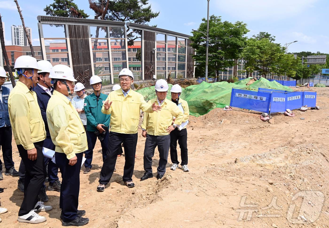 (서울=뉴스1) = 이한경 행정안전부 재난안전관리본부장이 15일 경기 광명시 신안산선 지하터널 공사 붕괴 사고 현장을 방문해 호우 대비 복구 상황과 안전관리 체계를 점검하고 있다. …