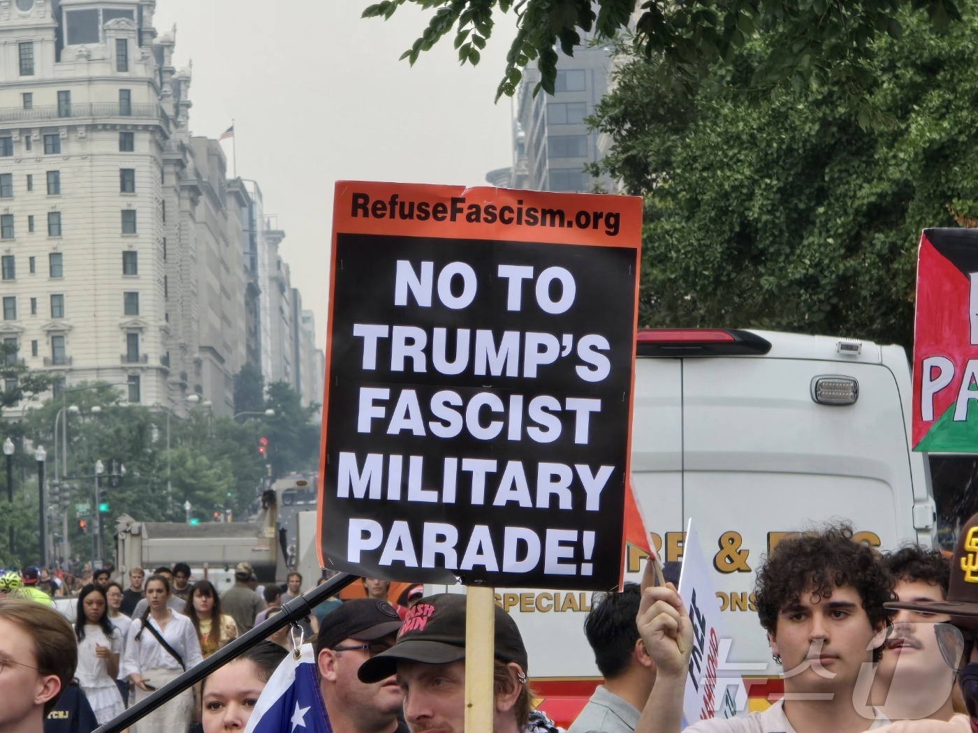 (워싱턴=뉴스1) 류정민 특파원 = 14일(현지시간) 워싱턴DC에서 미 육군 창설 250주년 기념 열병식이 열린 가운데 행사장 주변에서 \'트럼프의 파시스트 군사 퍼레이드에 반대한 …