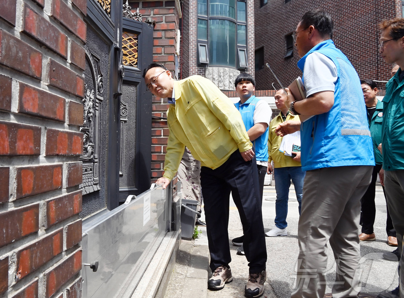 (서울=뉴스1) = 이한경 행정안전부 재난안전관리본부장이 15일 서울 신림동 일대를 방문해 차수판 등 침수방지 시설과 맨홀 내 추락 방지 시설 등에 대한 호우 대비 안전 점검을 하 …