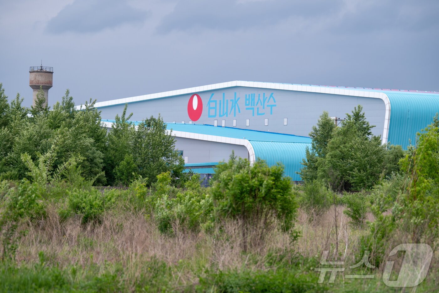 본문 이미지 - 11일(현지시간) 중국 지린성 옌볜 조선족자치주 안도현 이도백하진 농심 백산수 신공장의 모습. (공동취재) 2025.6.15 ⓒ 뉴스1 황기선 기자