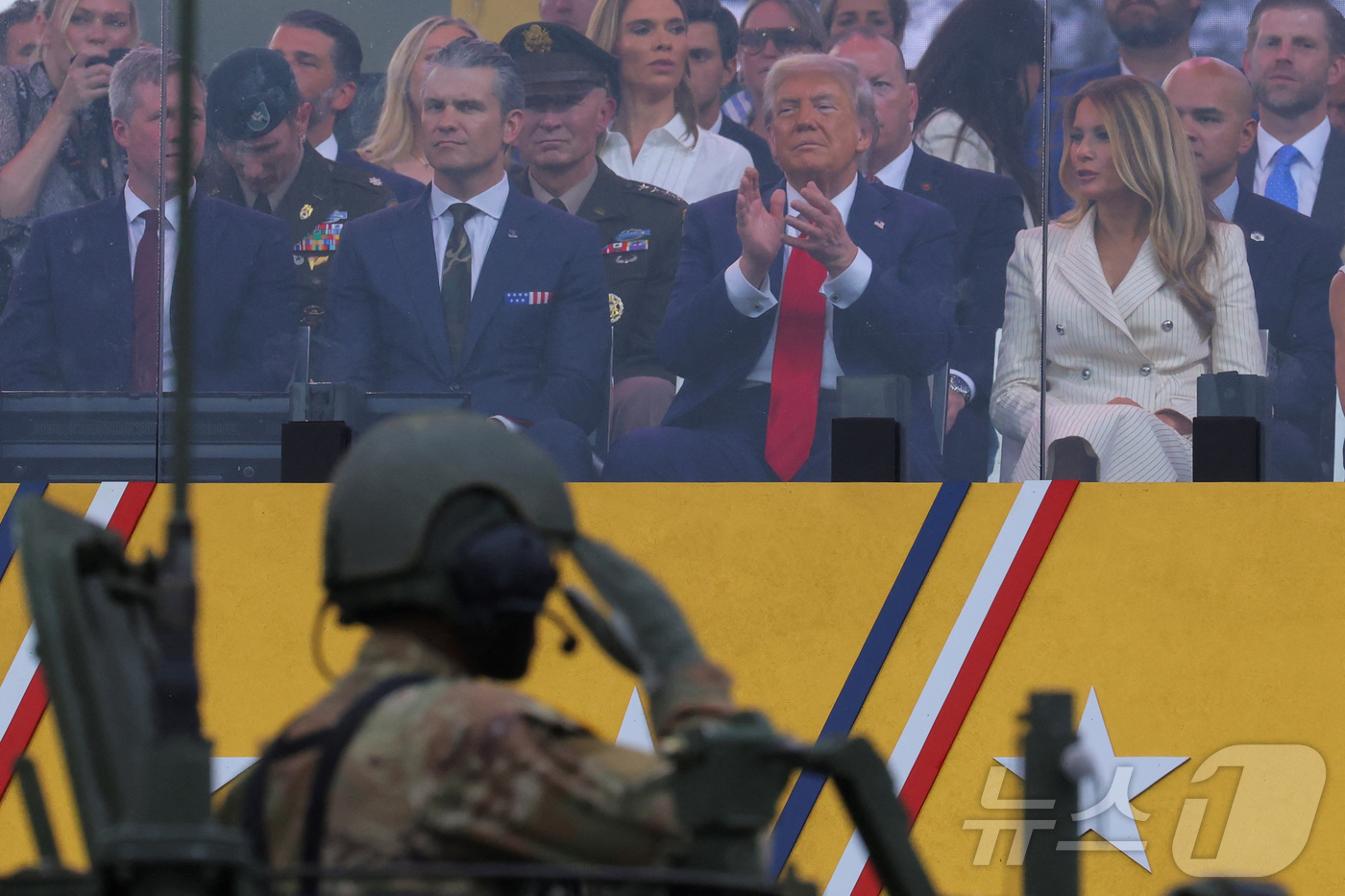 (워싱턴DC 로이터=뉴스1) 류정민 특파원 = 도널드 트럼프 미국 대통령이 14일(현지시간) 미국 워싱턴DC에서 열린 미 육군 창설 250주년 군사 퍼레이드에서 장병들의 거수경례에 …
