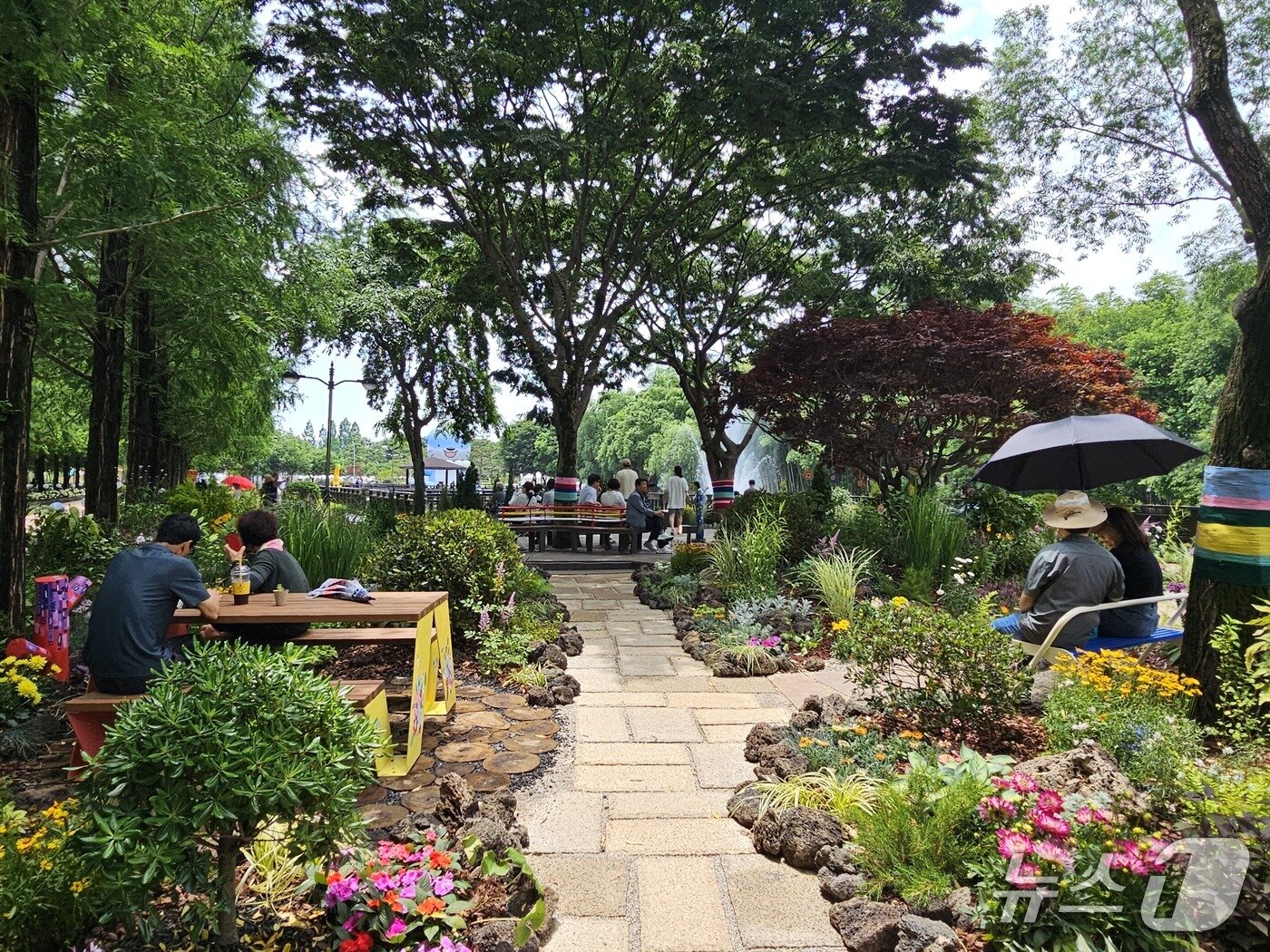 본문 이미지 - 진주 &#39;2025 대한민국 정원산업박람회&#39; 정원 쉼터. 2025.6.15/뉴스1 한송학기자