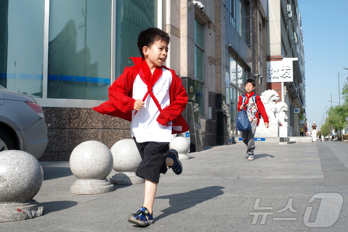 (지린성(중국)=뉴스1) 황기선 기자 = 지난 13일(현지시간) 오전 중국 지린성 옌볜 조선족자치주 거리에서 학생들이 등교를 하고 있다. (공동취재) 2025.6.15/뉴스1