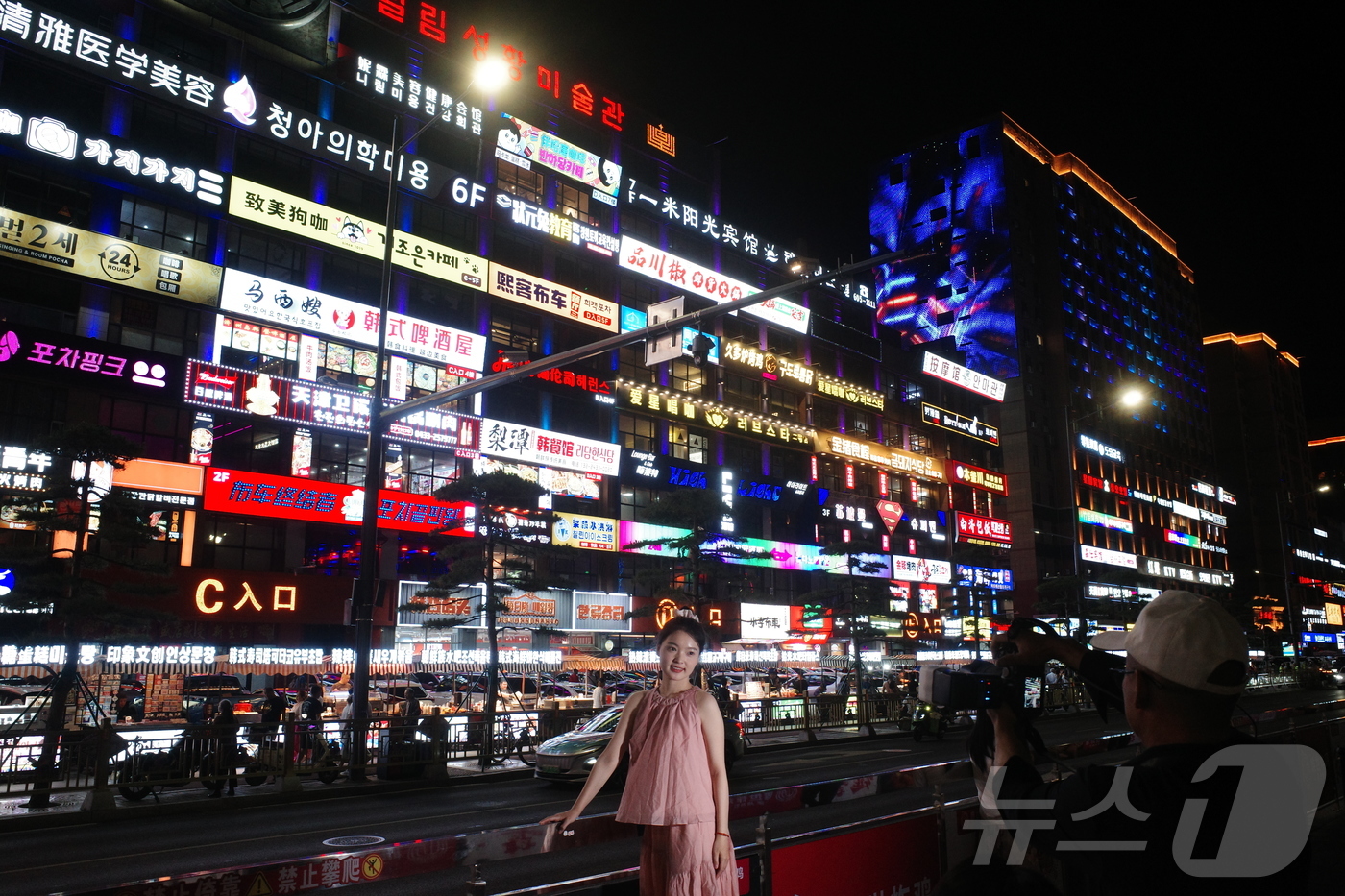 (연길(중국)=뉴스1) 황기선 기자 = 지난 12일 중국 연변 조선족 자치주 연길시 연변대학 앞 상가에 한글과 중국어로 병기된 간판이 가득 걸려 있다. (공동취재)  2025.6. …