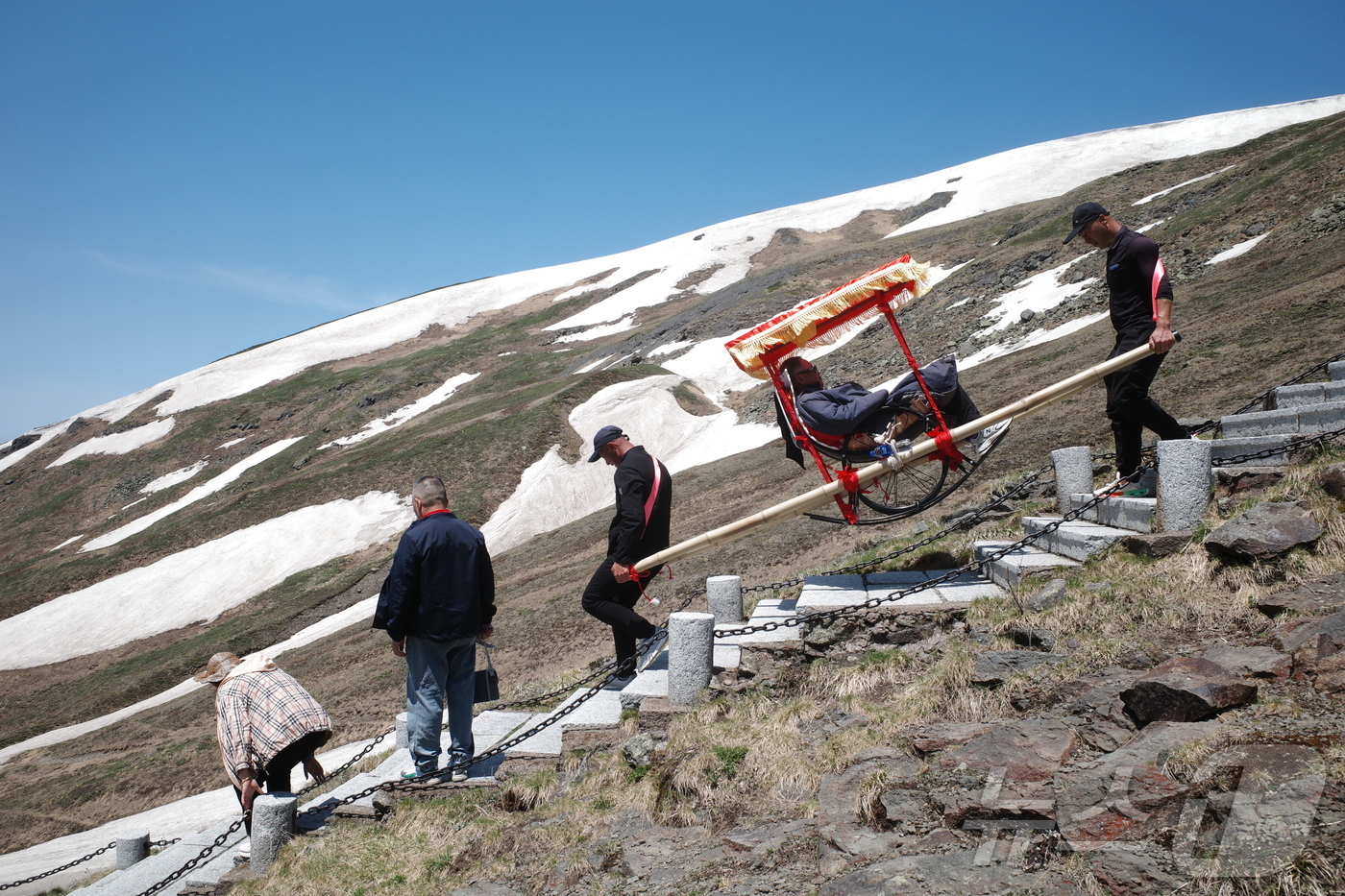(지린성(중국)=뉴스1) 황기선 기자 = 지난 12일(현지시간) 중국 지린성 연변 조선족 자치주 백두산 서파에서 관광객이 가마를 타고 이동하고 있다. (공동취재) 2025.6.15 …
