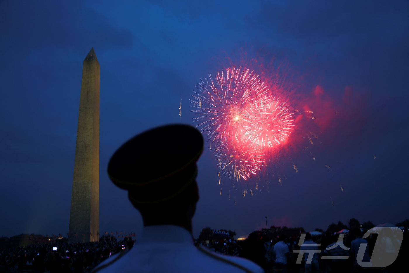 (워싱턴DC 로이터=뉴스1) 류정민 특파원 = 14일(현지시간) 미국 워싱턴DC에서 열린 미 육군 창설 250주년 기념 열병식에 참여한 군인이 워싱턴 모뉴먼트 근처에서 터지는 붗꽃 …