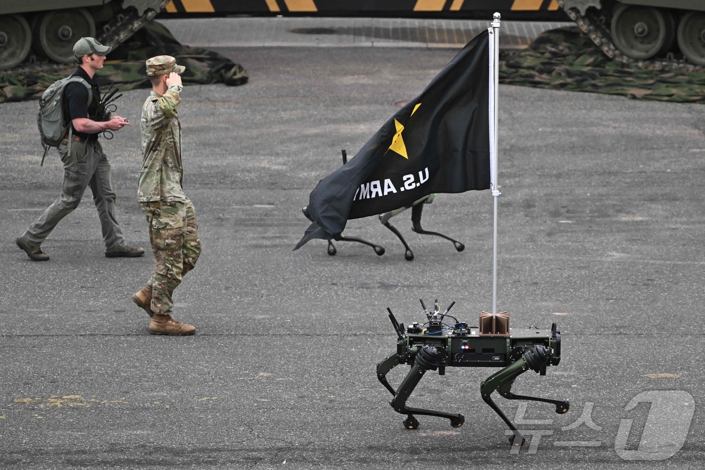 (워싱턴DC AFP=뉴스1) 류정민 특파원 = 14일(현지시간) 워싱턴DC에서 열린 미 육군 창설 250주년 기념 퍼레이드에서 로봇 군견이 행진하고 있다. 2025.06.14ⓒ A …