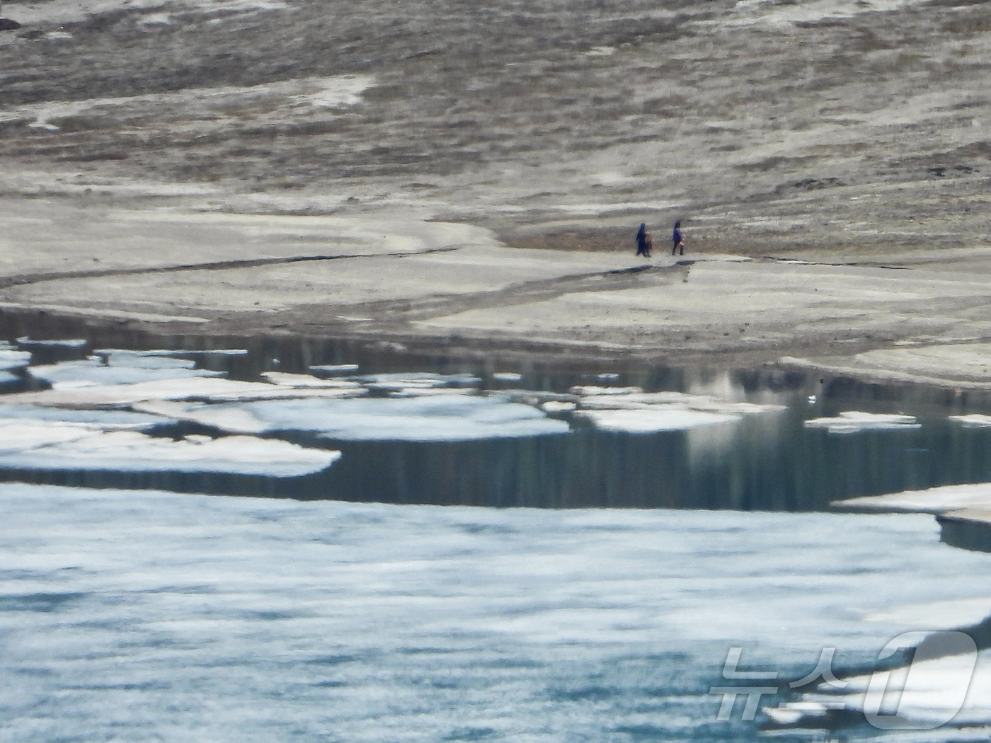 (지린성(중국)=뉴스1) 황기선 기자 = 지난 12일(현지시간) 백두산 천지의 북한령인 동파지역에서 북한 주민이 이동하고 있다. (공동취재) 2025.6.15/뉴스1