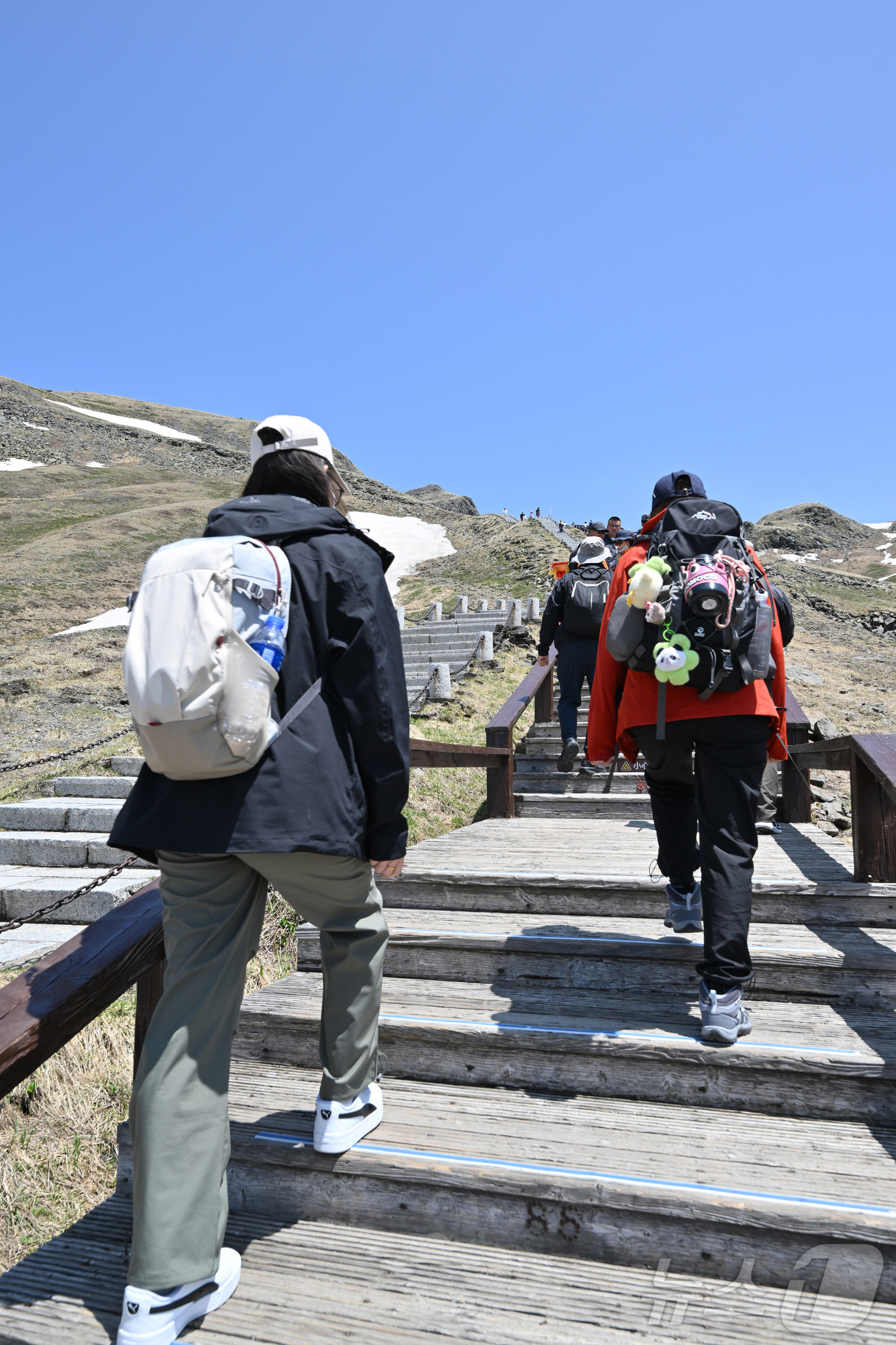 (지린성(중국)=뉴스1) 황기선 기자 = 12일(현지시간) 오전 중국 지린성 연변 조선족 자치주 백두산 서파에서 관광객들이 이동하고 있다. (공동취재) 2025.6.16/뉴스1