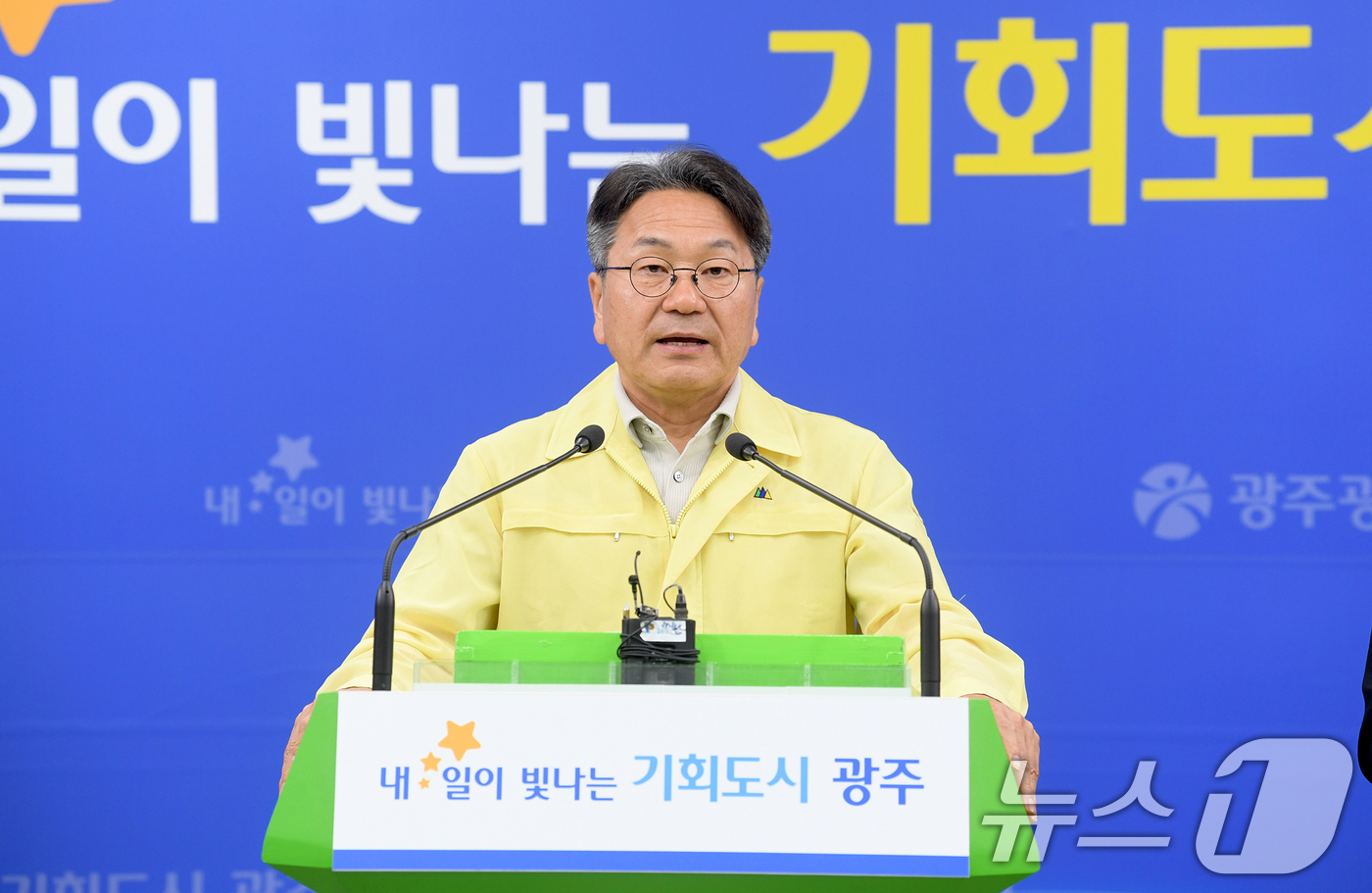 (광주=뉴스1) 김태성 기자 = 강기정 광주시장이 15일 오후 시청 브리핑실에서 시내버스 파업 관련 대시민호소문을 발표하고 있다.(광주시 제공. 재판매 및 DB 금지)  2025. …