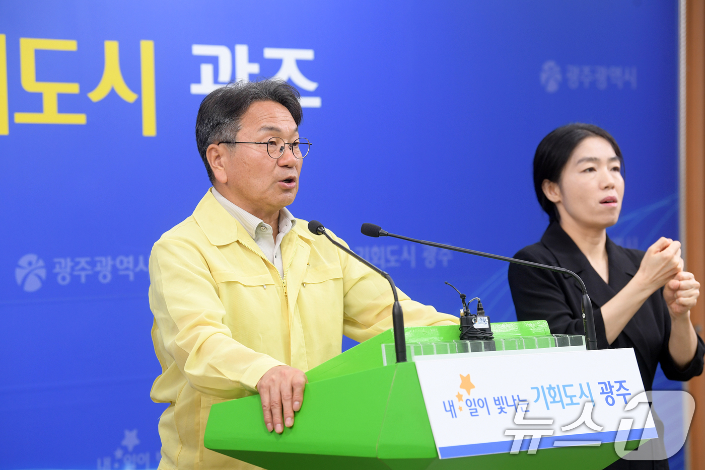 (광주=뉴스1) 김태성 기자 = 강기정 광주시장이 15일 오후 시청 브리핑실에서 시내버스 파업 관련 대시민호소문을 발표하고 있다.(광주시 제공. 재판매 및 DB 금지) 2025.6 …