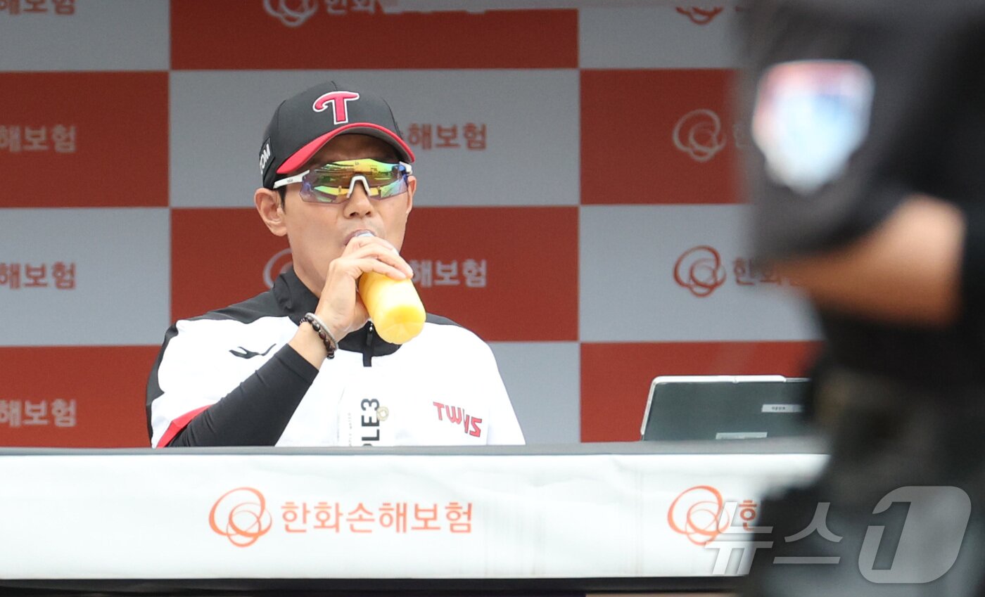 본문 이미지 - 염경엽 LG트윈스 감독이 경기중 물을 마시고 있다.ⓒ 뉴스1 김기남 기자