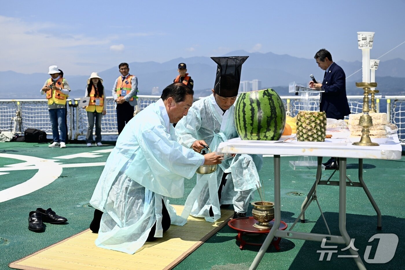 본문 이미지 - 제10회 실향민문화축제가 13~15일 강원 속초시 조양동 엑스포 잔디광장 일원에서 열렸다. 이번 축제에는 7만2000여명이 방문한 것으로 집계됐다.&#40;속초시 제공. 재판매 및 DB금지&#41;/뉴스1