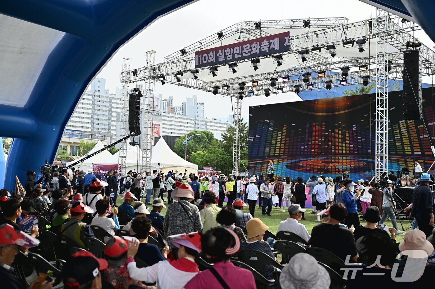 본문 이미지 - 제10회 실향민문화축제가 13~15일 강원 속초시 조양동 엑스포 잔디광장 일원에서 열렸다. 이번 축제에는 7만2000여명이 방문한 것으로 집계됐다.&#40;속초시 제공. 재판매 및 DB금지&#41;/뉴스1