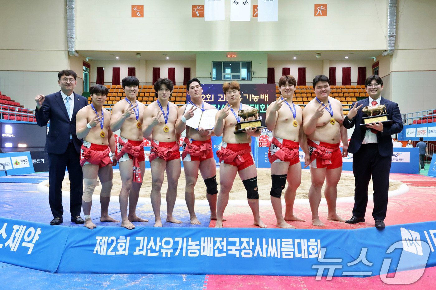 (서울=뉴스1) = 15일 충청북도 괴산군 괴산문화체육센터에서 열린 ‘제2회 괴산유기농배전국장사씨름대회' 대학교부 단체전 우승을 차지한 단국대학교(충청남도) 주두식 감독(왼쪽 첫번 …