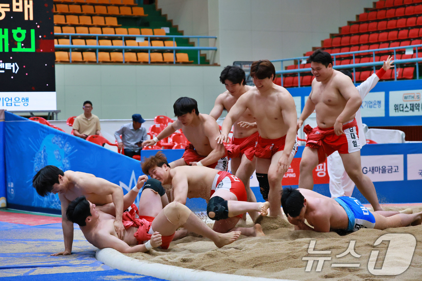 (서울=뉴스1) = 15일 충청북도 괴산군 괴산문화체육센터에서 열린 ‘제2회 괴산유기농배전국장사씨름대회' 대학교부 단체전 우승을 차지한 단국대학교(충청남도) 선수들이 우승을 확정한 …