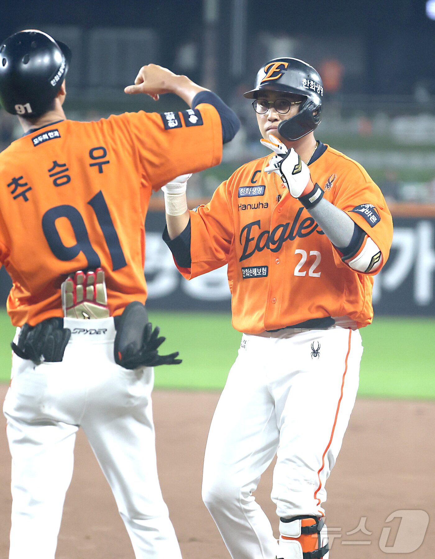 본문 이미지 - 15일 대전 한화생명볼파크에서 열린 프로야구 &#39;2025 신한 SOL 뱅크 KBO리그&#39; 한화이글스 대 LG트윈스 경기에서 5회말 우천으로 경기 중단 후 다시 재개된 가운데 한화 채은성이 1타점 안타를 치며 세리머니를 하고 있다. 2025.6.15/뉴스1 ⓒ News1 김기남 기자