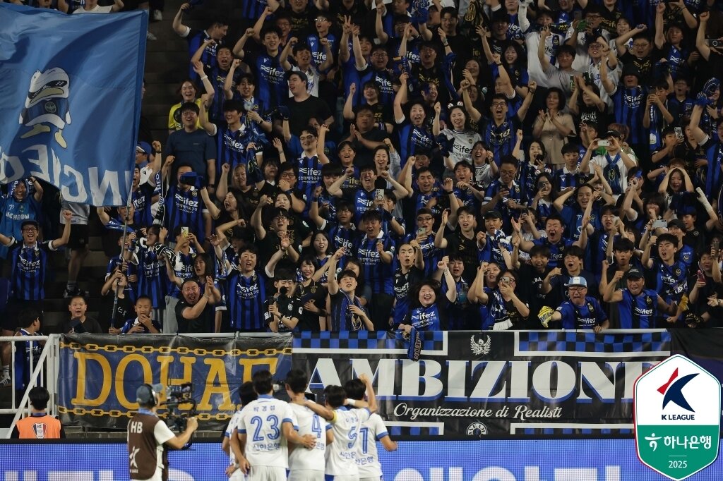 본문 이미지 - 인천의 득점 후 기뻐하는 팬들의 모습&#40;한국프로축구연맹 제공&#41; 